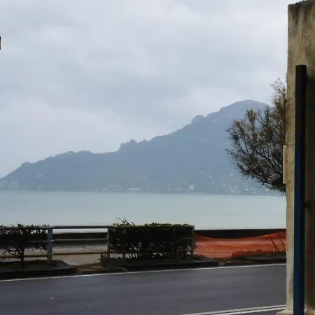 Due Stanzulelle Sul Mare ベッド・アンド・ブレックファスト サレルノ
